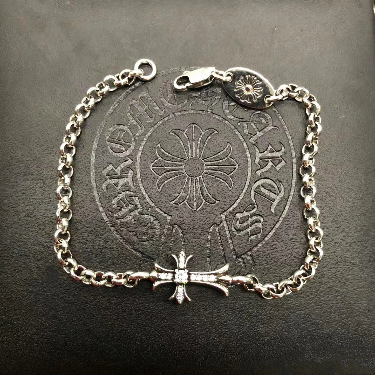 Croix avec bracelet en diamant